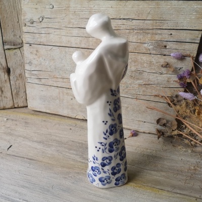 Figura decorativa de cerâmica branca com padrão floral azul