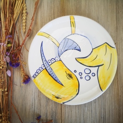 Prato de cerâmica com desenho pintado de caranguejo amarelo e azul