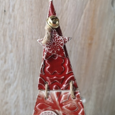 Ornamento de Natal em cerâmica vermelha com estrela e sino