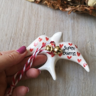 Figura pomba branca com corações vermelhos e texto SUPER prima com sinos dourados e cordão vermelho e branco