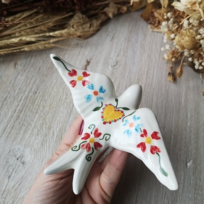 Figura cerâmica pássaro branco com flores coloridas decorativa
