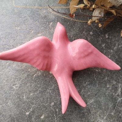 Estatueta decorativa de pássaro cor-de-rosa