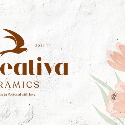 Banner com texto 'A Creativa CERÂMICS' e ilustração de flores em fundo branco