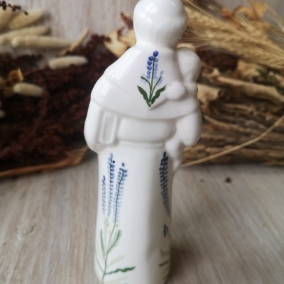 Figura decorativa em cerâmica branca com pintura floral azul e verde