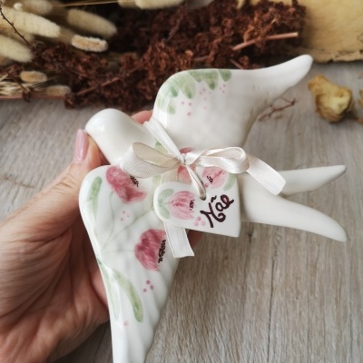 Figura de pássaro em cerâmica pintada com coração com a palavra Mãe