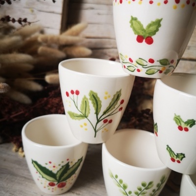 Copos de cerâmica branca com pintura de folhas e bagas vermelhas