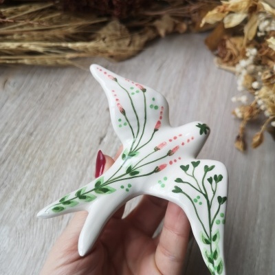 Figura decorativa em cerâmica em forma de pássaro pintada à mão com flores e folhas