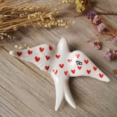 Pássaro decorativo branco com corações vermelhos e palavra 'Tia' em cerâmica