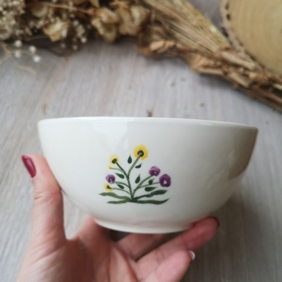 Taça de cerâmica branca com desenho de flores coloridas