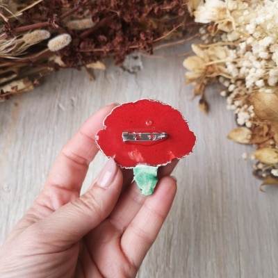 Broche artesanal de cerâmica vermelho e verde com fecho metálico