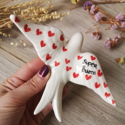 Pássaro cerâmico branco com corações vermelhos e texto 'Super Avóma'