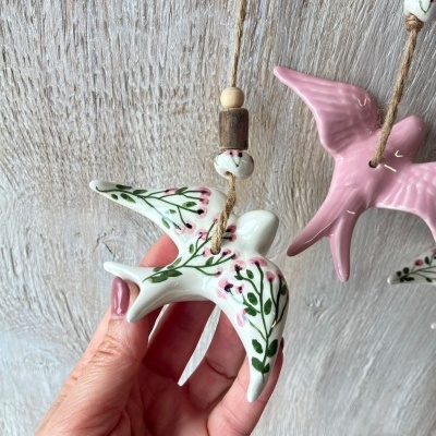 Passarinhos decorativos em cerâmica suspensos por corda