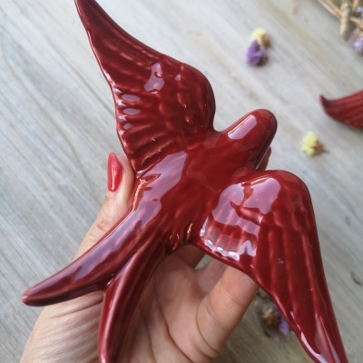Figura decorativa de pássaro vermelho brilhante em cerâmica vidrada