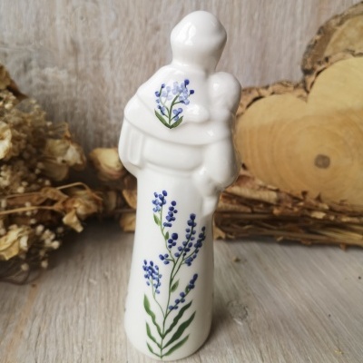 Figurinha de cerâmica de padre com flores azuis pintadas