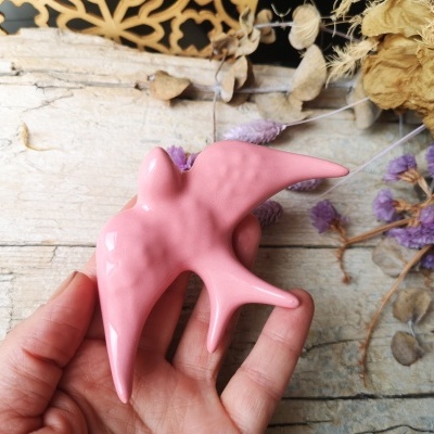 Ornamento pássaro cerâmica rosa com flores secas