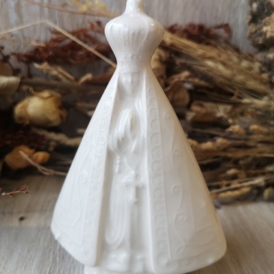 Figurinha cerâmica branca de Nossa Senhora com capa longa e crucifixo