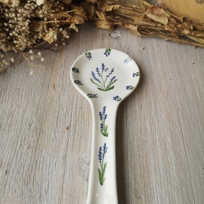 Colher de cozinha em cerâmica branca com padrão de flores azuis e folhas verdes