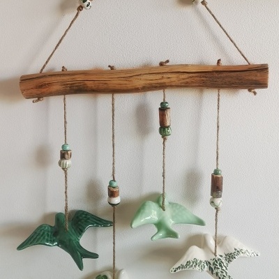 Móbile decorativo de pássaros de cerâmica pendurados em madeira natural e corda
