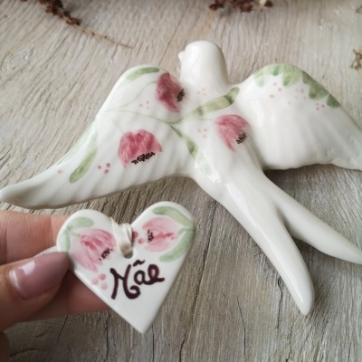 Peça decorativa de cerâmica de pássaro com pintura floral e coração com palavra Mãe