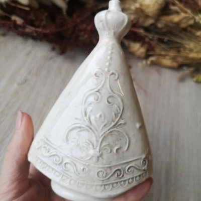 Escultura decorativa branca em cerâmica com relevo floral e motivos ornamentais