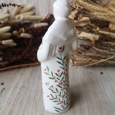 Figura decorativa de cerâmica branca com flores vermelhas e verdes