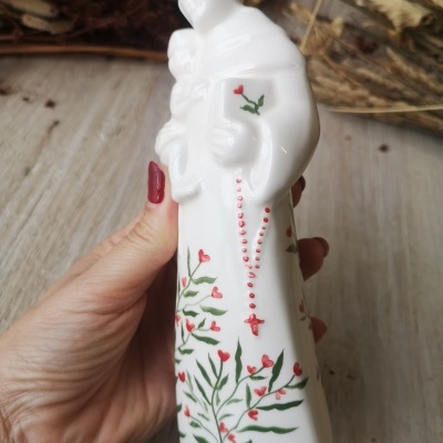 Estátua cerâmica branca figura religiosa com rosário vermelho e flores pintadas