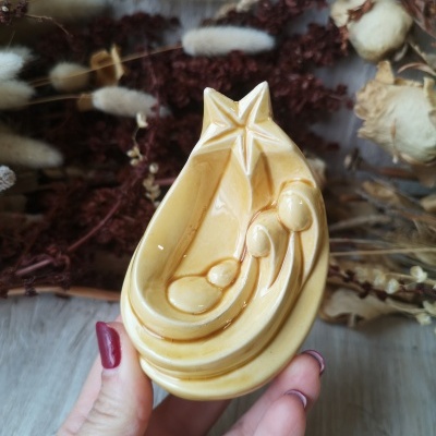 Estatueta em cerâmica amarela com forma abstrata e estrela