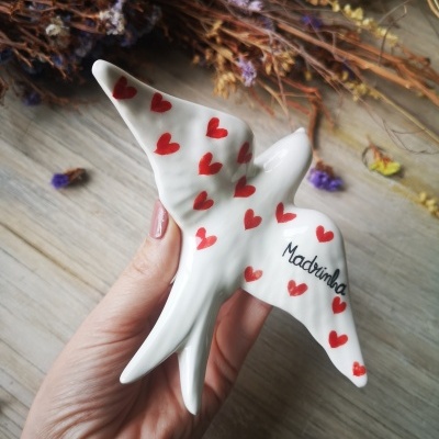 Pássaro decorativo branco em cerâmica com corações vermelhos e a palavra 'Madrinha'