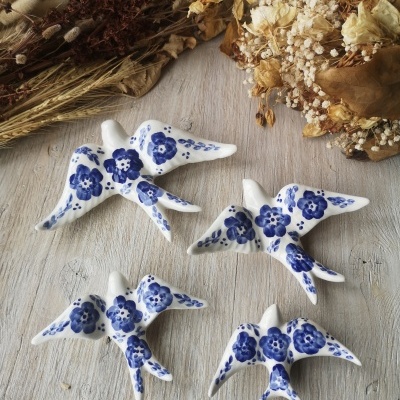Quatro aves decorativas de cerâmica branca com padrão de flores azuis