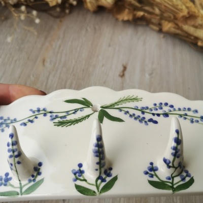 Cabideiro de parede de cerâmica branca com flores azuis pintadas e cinco ganchos