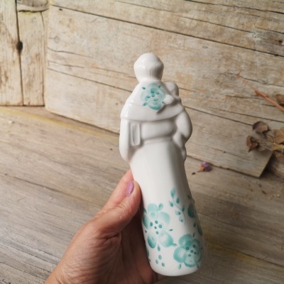 Figura decorativa de cerâmica branca com pintura em verde-azulado de flores e folhas