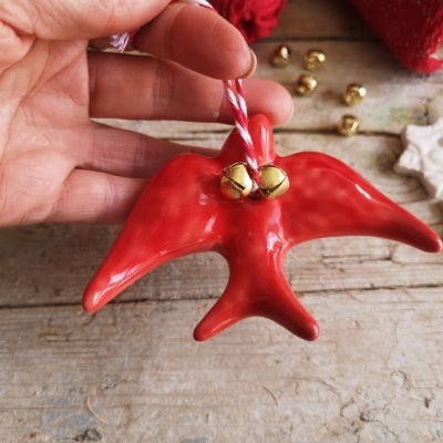 Ornamento vermelho em forma de pássaro com sinos dourados, decorativo de Natal