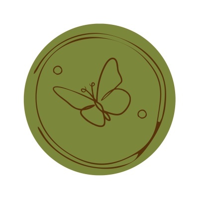 Círculo verde com desenho de borboleta castanha estilizada