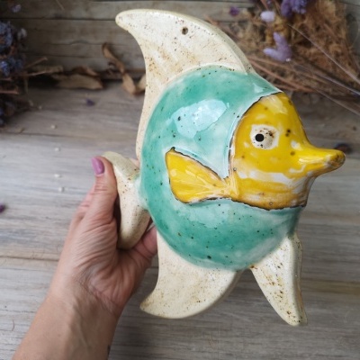 Figura decorativa em cerâmica de peixe verde e amarelo com nadadeiras bege
