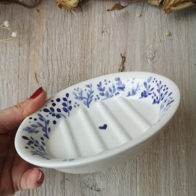 Saboneteira branca oval com padrão floral azul