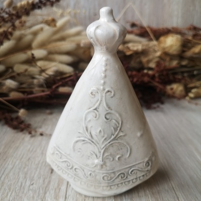 Figura decorativa branca em cerâmica com padrão floral em relevo