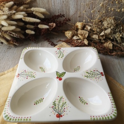 Tabuleiro quadrado de cerâmica branca com quatro cavidades e decoração floral colorida