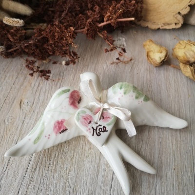 Figura decorativa de pássaro de cerâmica com coração e flores pintadas