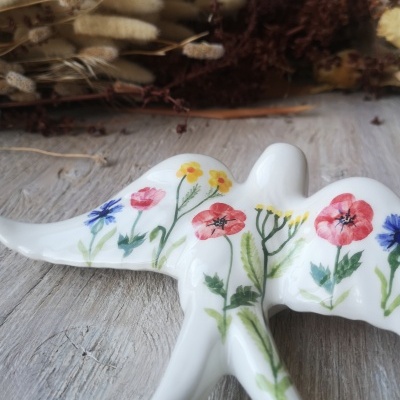 Pássaro decorativo cerâmica branca com pintura floral colorida
