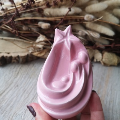 Escultura decorativa rosa em cerâmica da Sagrada Família com estrela no topo