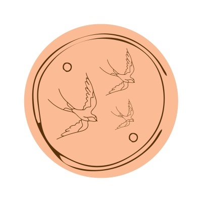 Objeto redondo salmão com ilustração de andorinhas castanhas e dois círculos