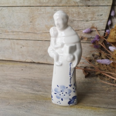 Estatueta branca em cerâmica com detalhes florais azuis
