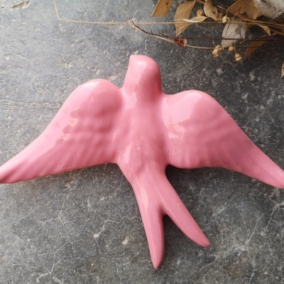 Pássaro decorativo cor-de-rosa em cerâmica