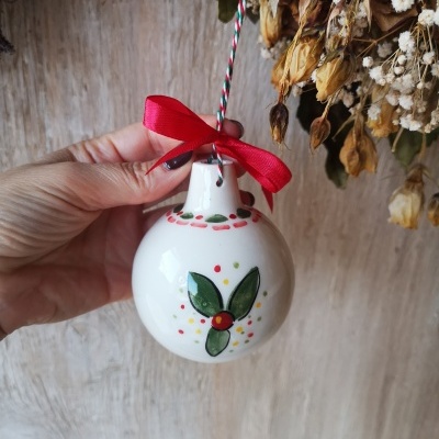 Enfeite de Natal de cerâmica branca com cordão e laço vermelho