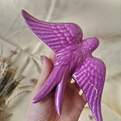 Escultura decorativa de pássaro rosa em cerâmica brilhante