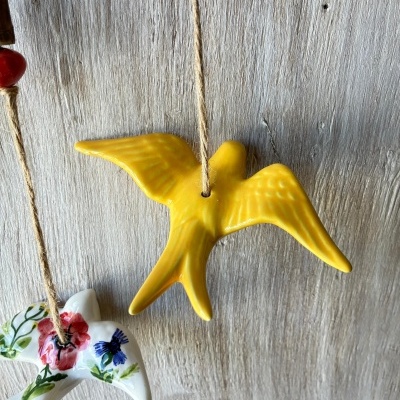 Pássaros decorativos em cerâmica pendurados