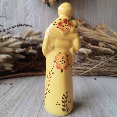 Estátua decorativa amarela com padrão floral em cerâmica