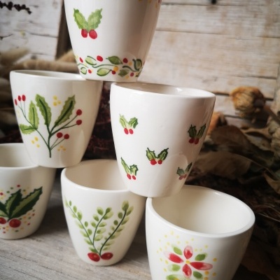 Conjunto de copos de cerâmica com desenhos florais coloridos