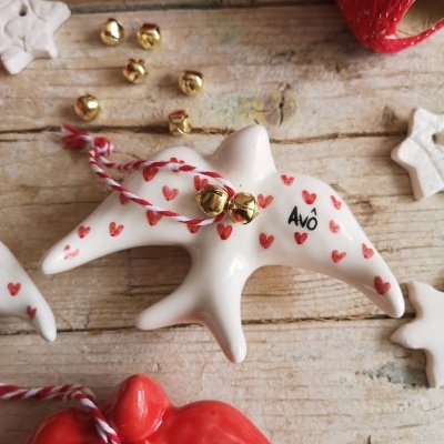 Pássaro decorativo branco em cerâmica com corações vermelhos e sinos dourados