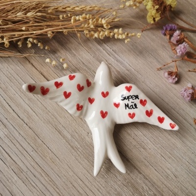 Pássaro decorativo em cerâmica branca com corações vermelhos e texto SUPER Mãe